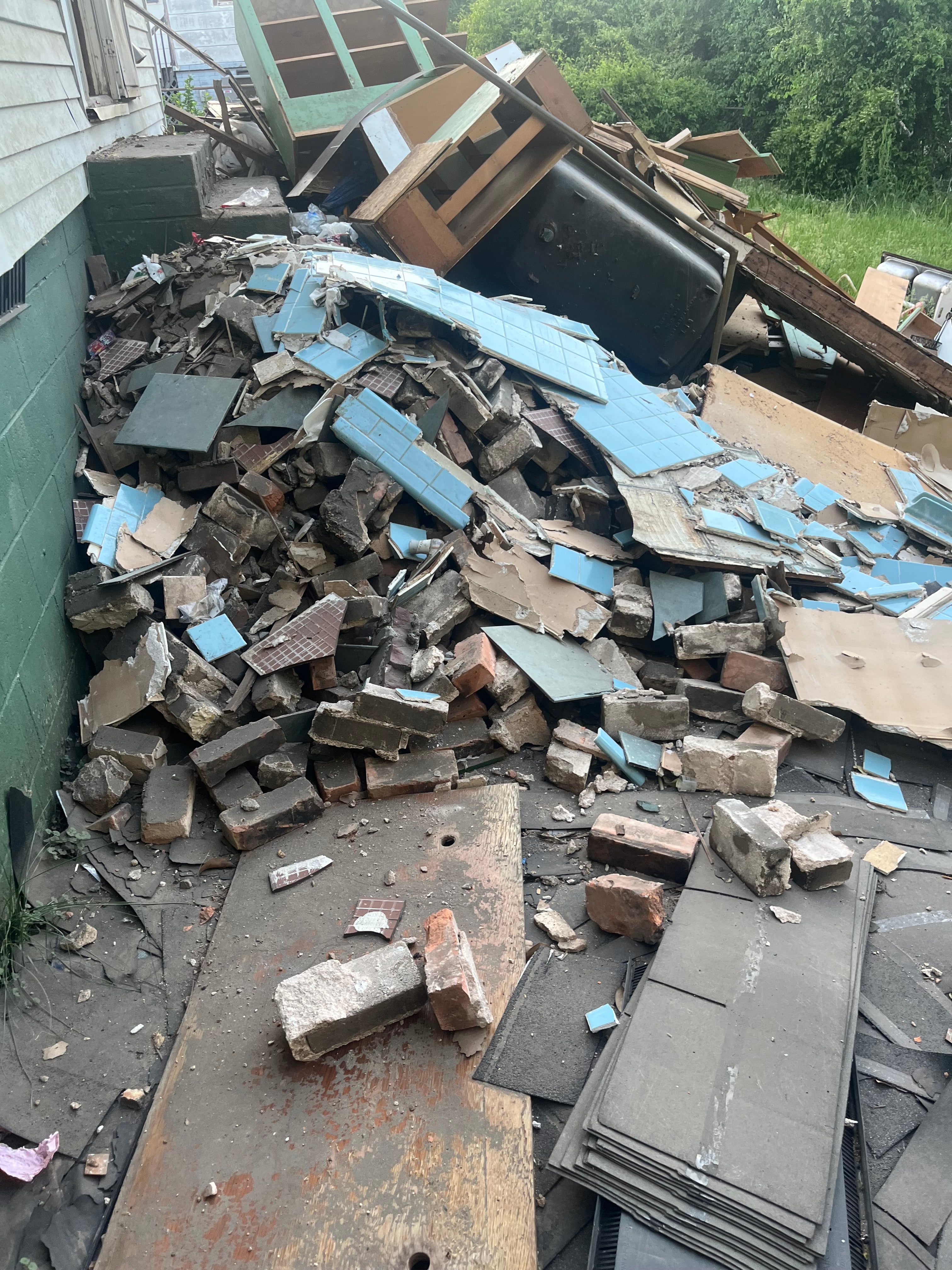 ${c.businessName} providing professional ${c.niche.toLowerCase()} services in La France, ${c.st} - trusted local contractor