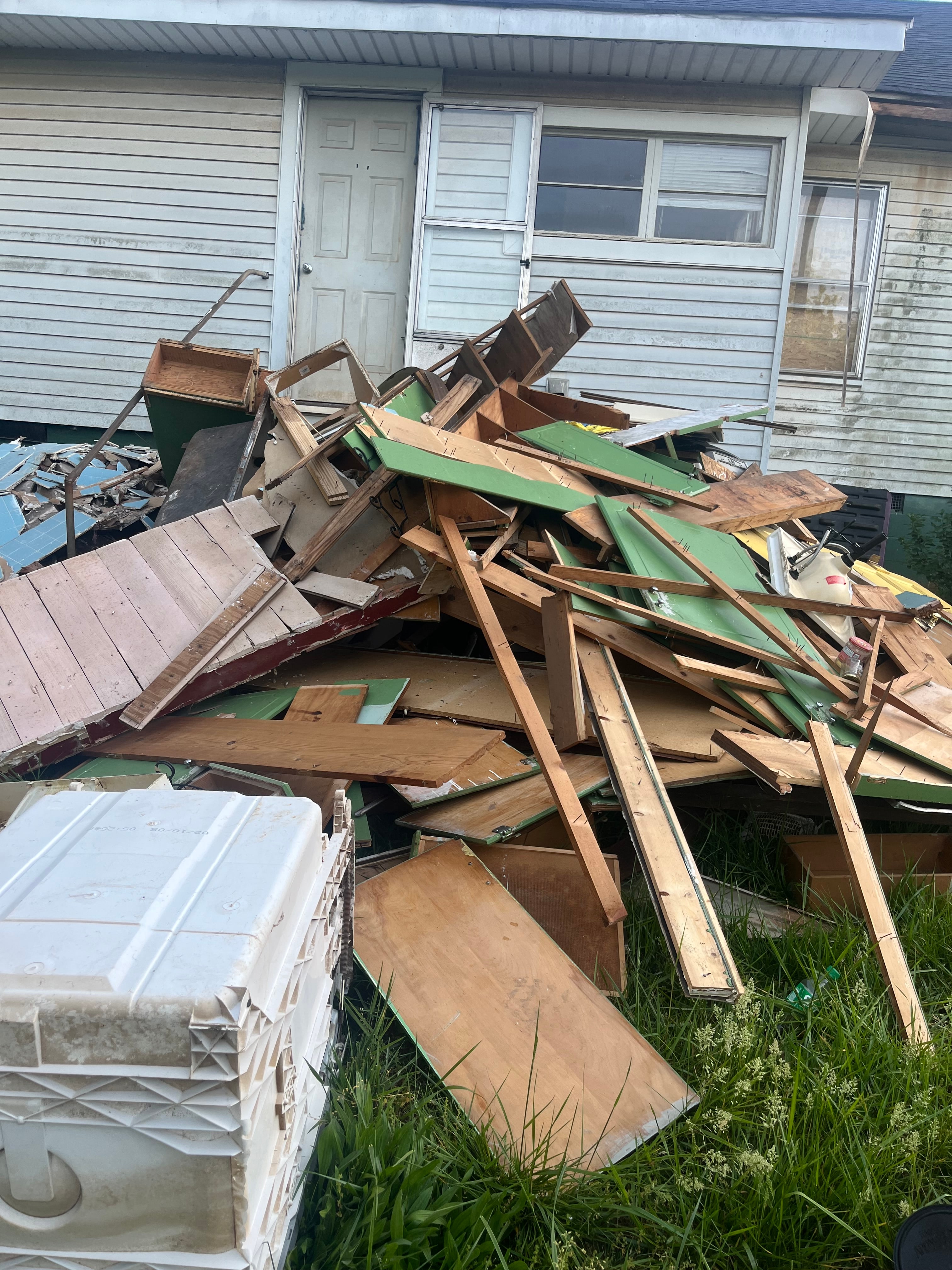 ${c.businessName} providing professional ${c.niche.toLowerCase()} services in Townville, ${c.st} - trusted local contractor