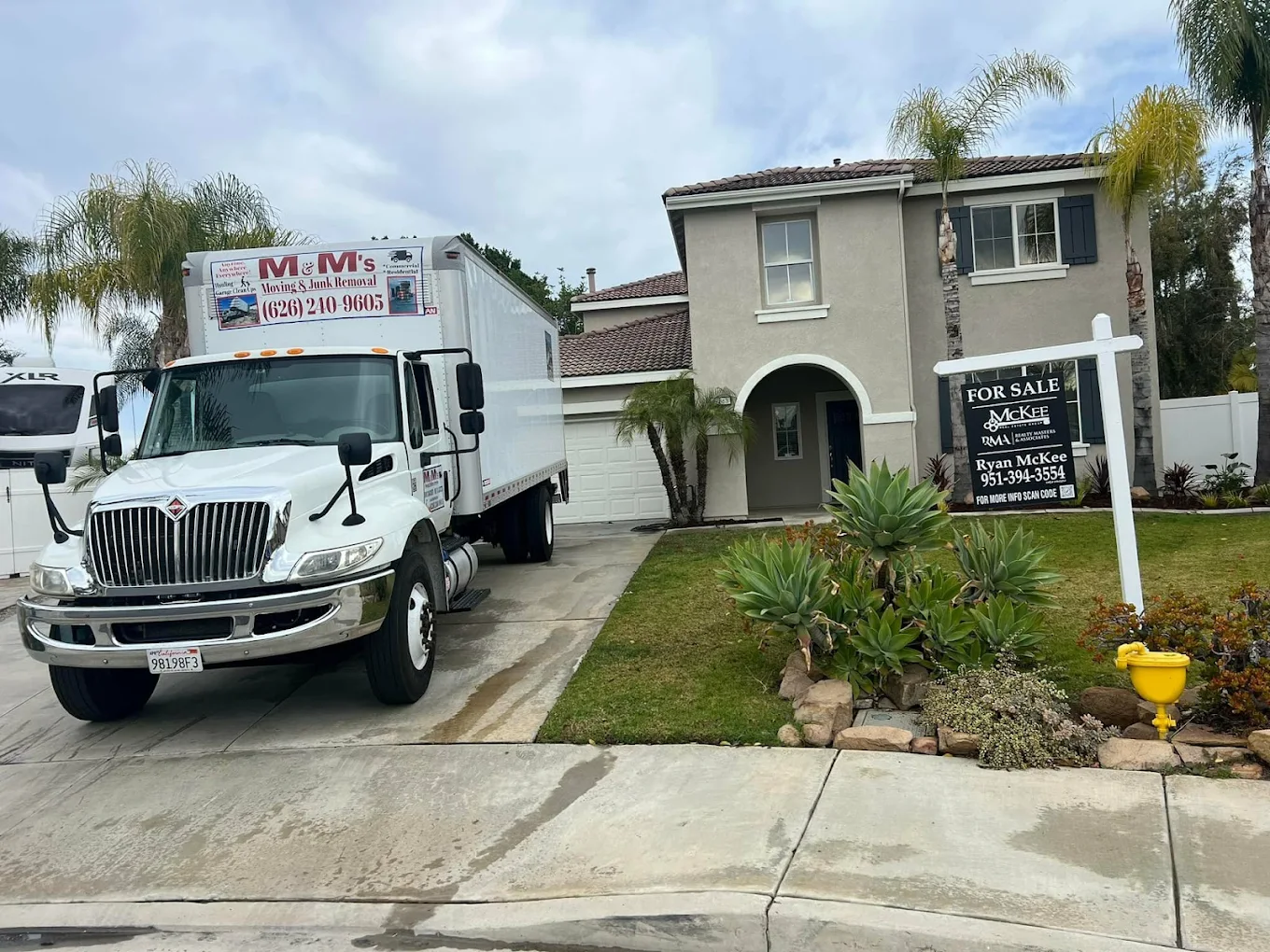 Professional Junk Removal service by M&Ms Junk Removal & Moving in Fontana, CA - licensed and insured junk removal contractor